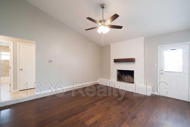 Building Photo - 9506 Shady Oaks Dr