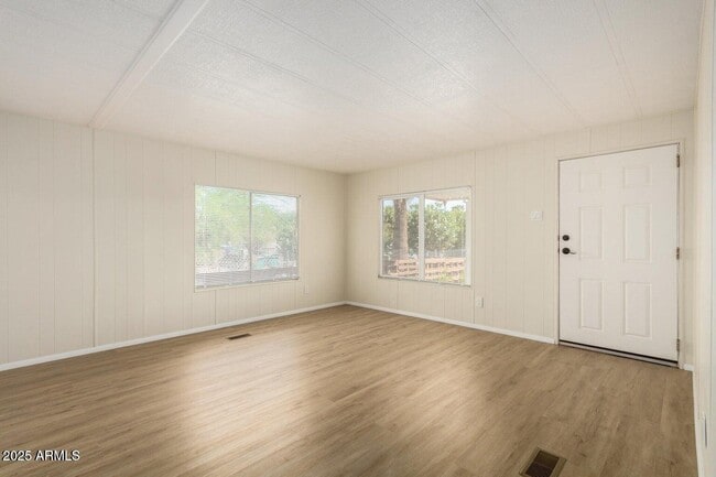 Foto del edificio - 9710 E Baywood Ave