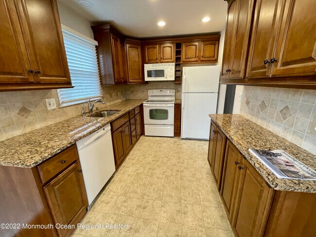 Foto del edificio - 244 Pinecrest Rd