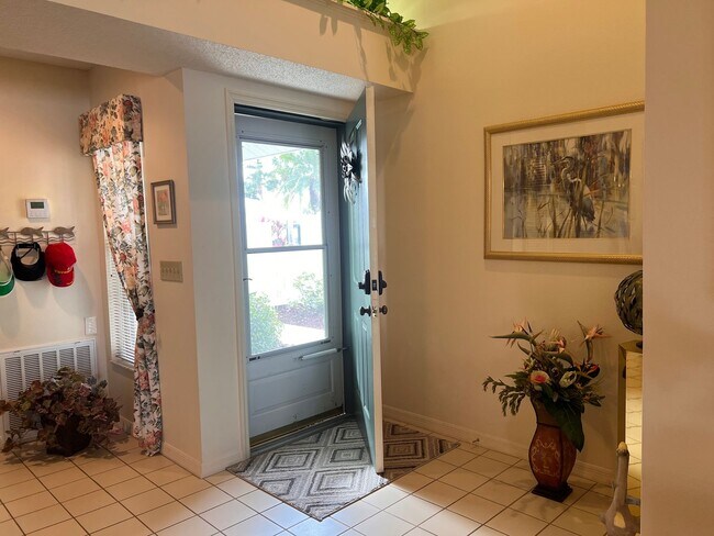 Foto del edificio - NEWLY LISTED 2BD/2BA/2CG Villa