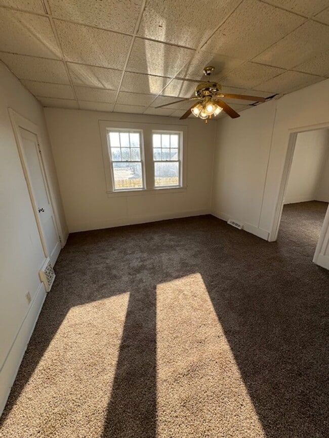 Building Photo - 627 Kenwood Ave