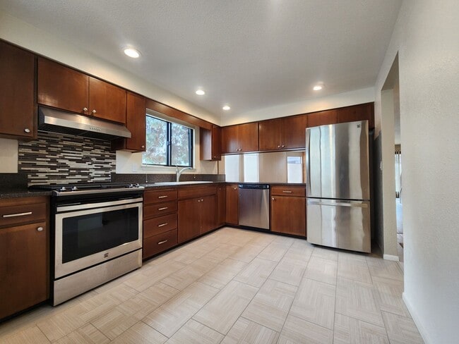 Building Photo - Love the area you live ! River Run area in South East Boise!