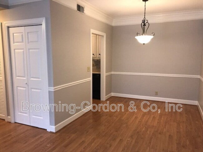 Building Photo - 302 Sloan Rd
