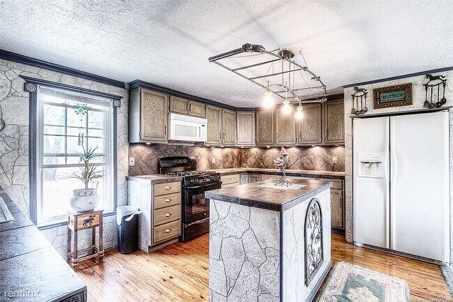Foto del edificio - 3 br, 1 bath House - 9275 Hedge Rd