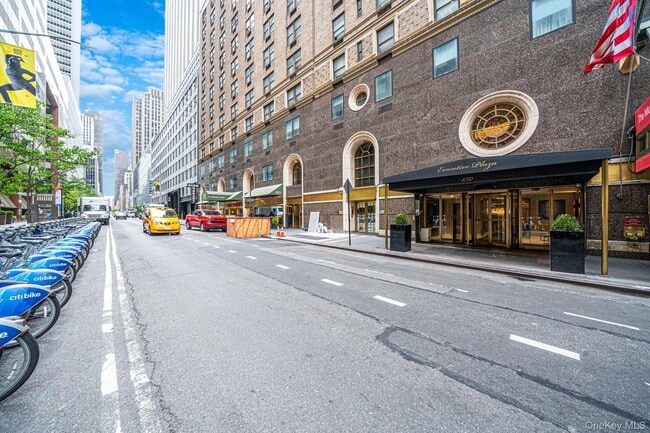 Building Photo - 150 W 51st St