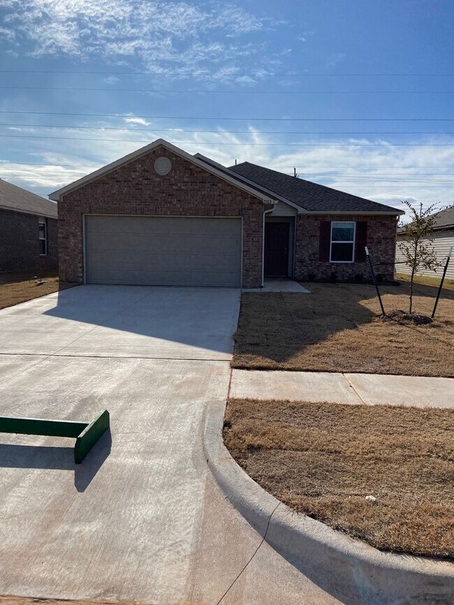 Building Photo - Three Bedroom | Two Bathroom Home in Shadow Valley