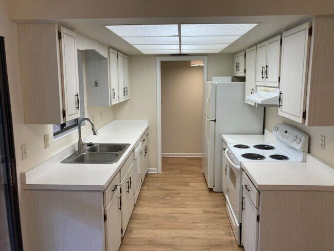 Building Photo - 3 Bedroom 2 Bathroom Condo at Palomar Plac...