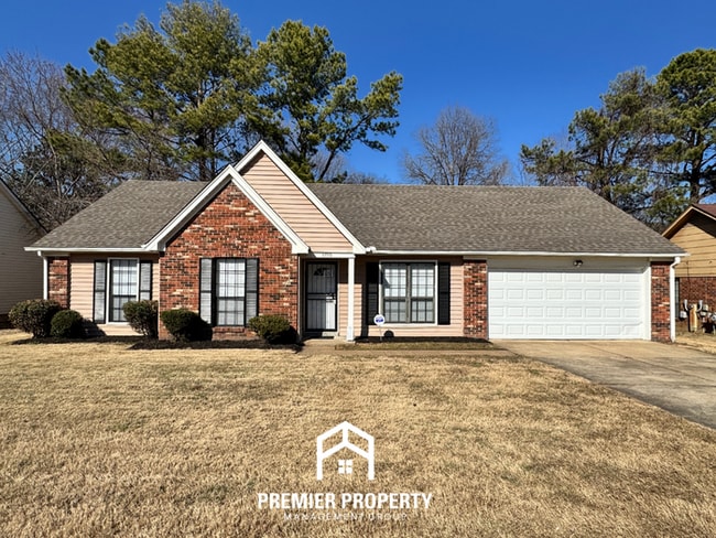 Spacious 3BR Memphis Home w/ Vaulted Ceilings, Brick Fireplace & Fenced Yard - Spacious 3BR Memphis Home w/ Vaulted Ceilings, Brick Fireplace & Fenced Yard