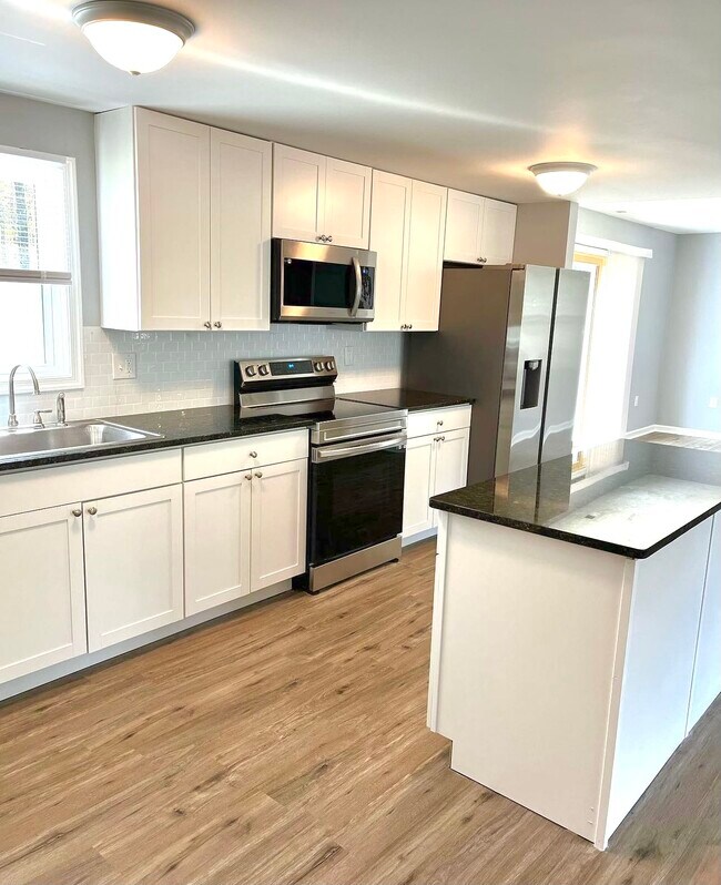 Building Photo - 1692 Victory Ave