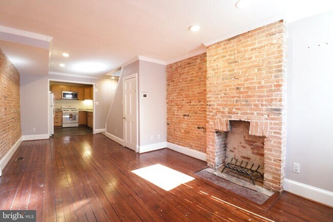 Building Photo - 404 Sanders St