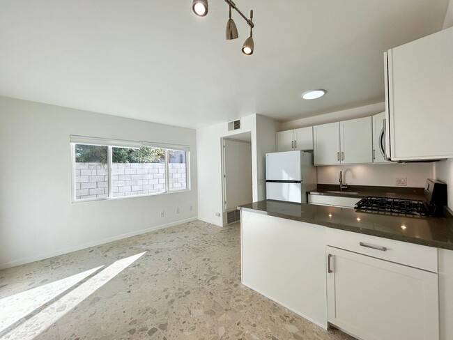 Foto del edificio - AVAILABLE NOW!! Charming Modern 1 Bedroom - Bathroom  in Palm Springs !