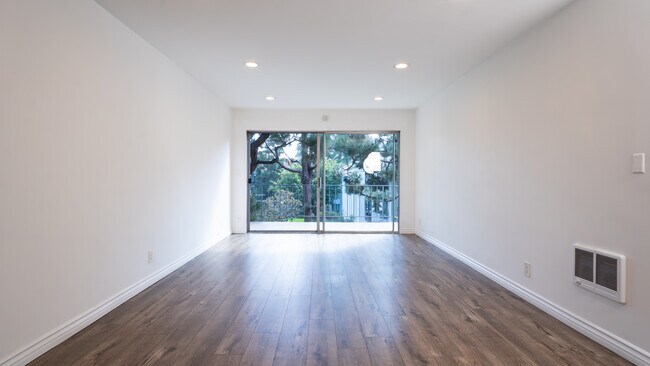 Building Photo - 102 Scholz Plz