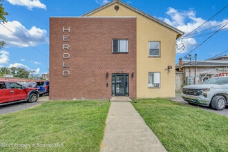 Building Photo - 215 Hickory St