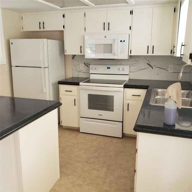Building Photo - 5401 SW 191st Ct