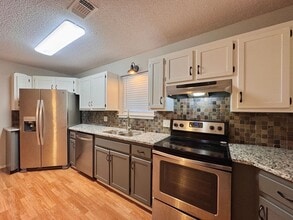Building Photo - 9 Tanglewood Dr