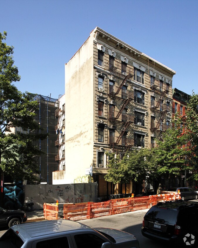 Exterior Building View: 530 E 13th St - Manhattan NY - 530 E 13th St