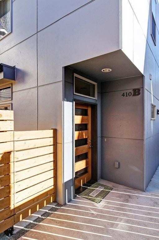 Building Photo - Central District Townhouse