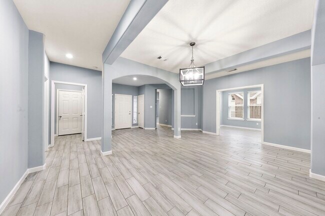 Building Photo - 5707 Overton Park Dr