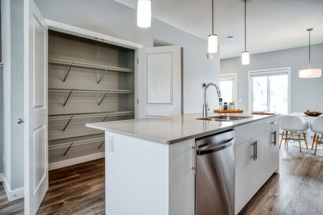 Photo du bâtiment - 1136 Plum Ln SW