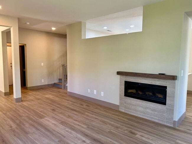 Building Photo - Remodeled and Comfortable Townhome