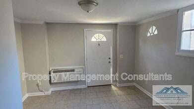 Building Photo - 727 N Sherrod Ave