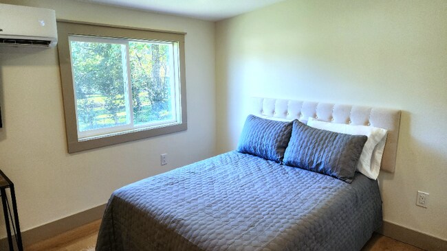 Building Photo - 1704 S Forest Dr