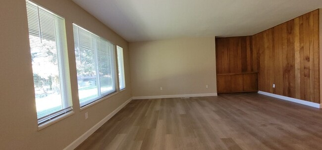 Building Photo - Very large 2 bedroom, 2 bath Hidden Valley...
