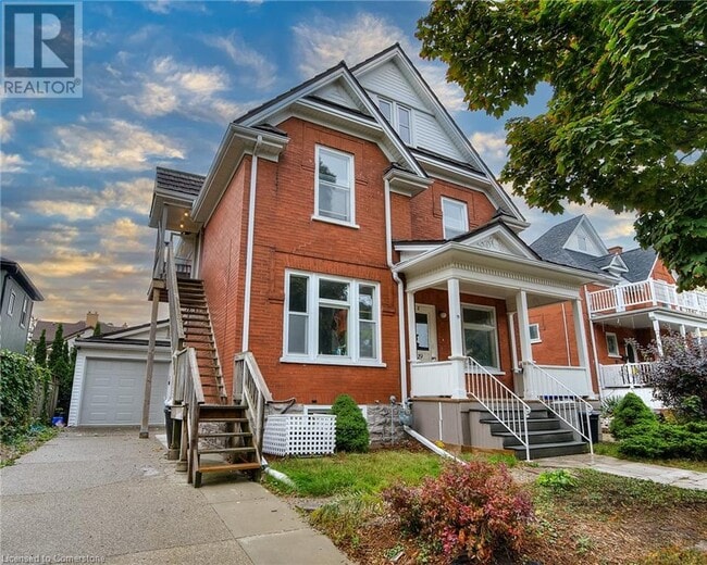 Photo du bâtiment - Stylish 2 Bedroom Apartment – All Utilities & Parking Included – $1,725/month