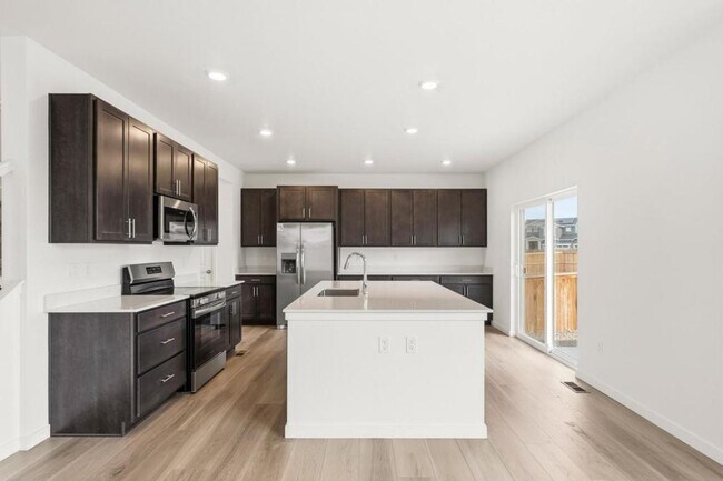 Foto del edificio - 4322 Fellows Dr