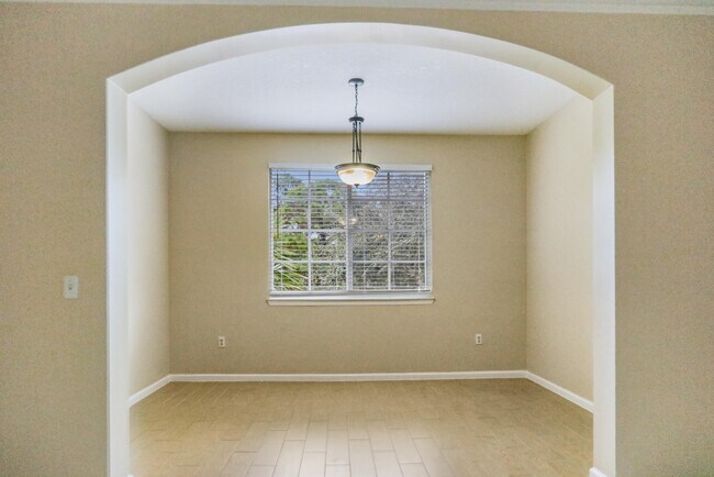 Building Photo - 3205 Myrtlewood Cir E