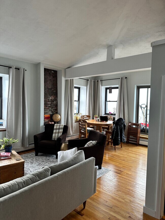 Foto del edificio - 827 E Broadway