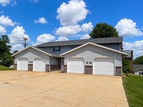 Building Photo - 122-122 Buechner Cir