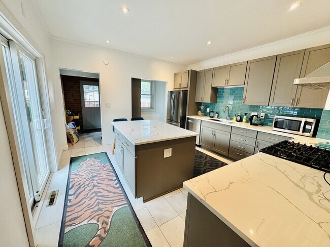 Foto del edificio - Charming 4-Bed Home with Granite Touches & Hardwood Elegance in Minneapolis!
