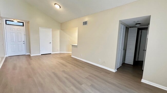 Foto del edificio - 215 Lake Pointe Dr