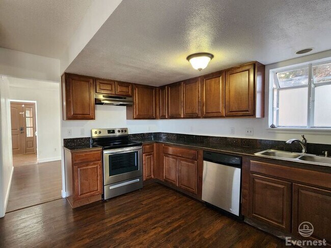 Building Photo - 811 S Rifle Way
