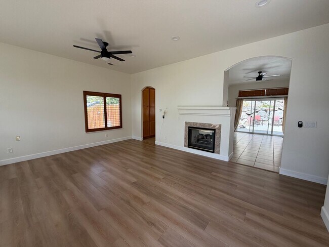 Foto del edificio - 1174 University Ridge Dr