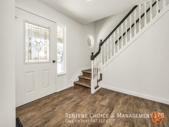 Photo du bâtiment - 2-storey Main Floor Suite with Driveway Pa...