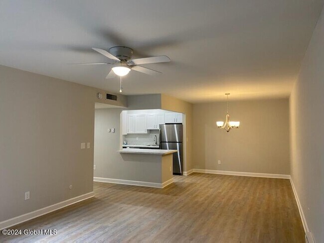 Foto del edificio - 6100 State Farm Rd