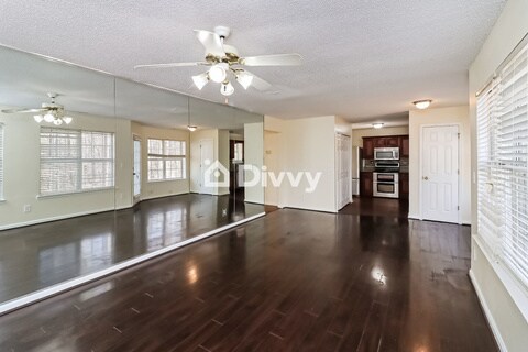 Foto del edificio - 10119 Deep Creek Drive