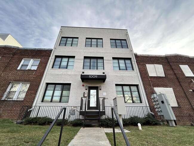 Building Photo - 1009 17th St NE