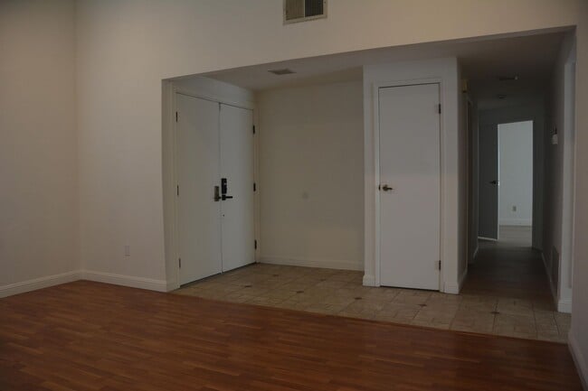 Building Photo - Sharp Pittsburg 3/2