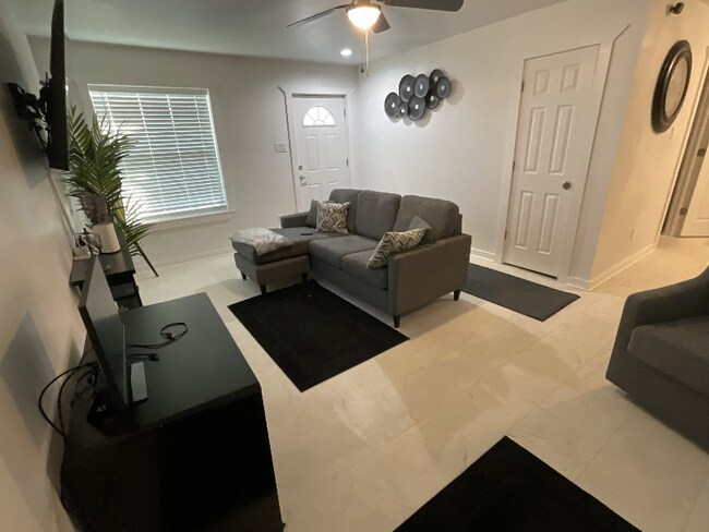 Foto del edificio - 1301 E Avenue G