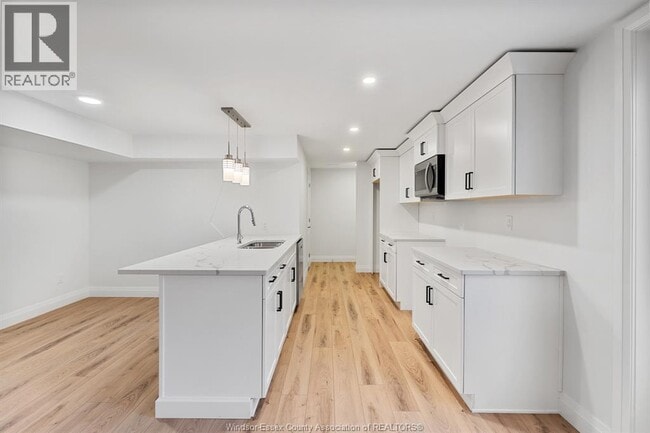 Building Photo - 253 Livingstone Cres