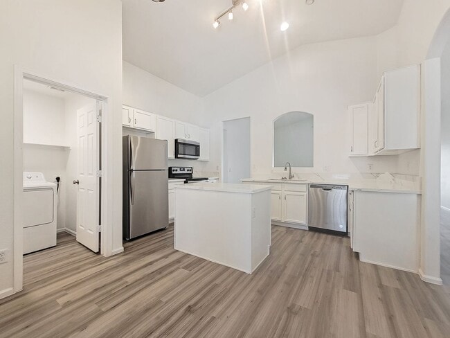 Building Photo - Excellent neighborhood in Goodyear!