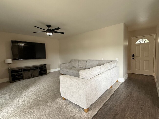 Building Photo - Recently Remodeled Condo in Villa La Jolla...