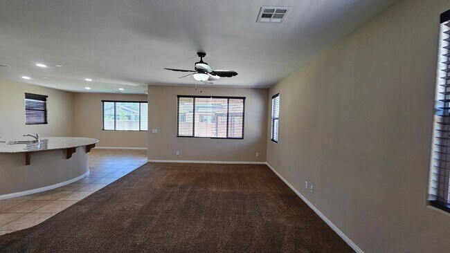 Foto del edificio - Large 4 bedroom in gated Stetson Trails Community