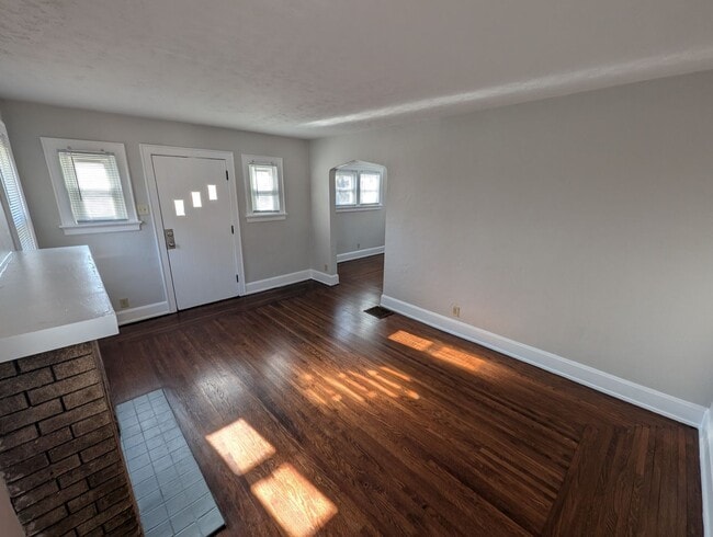 Foto del edificio - Beautiful 2 bedroom house with large yard, off street parking.  Ready to move in!