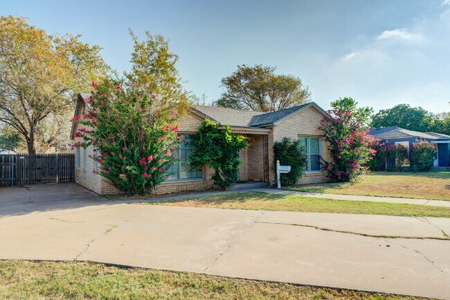 Building Photo - Pre-lease 2026! Corner lot house with Large bedrooms