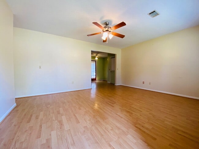 Foto del edificio - AVAILABLE NOW  [PET FRIENDLY]