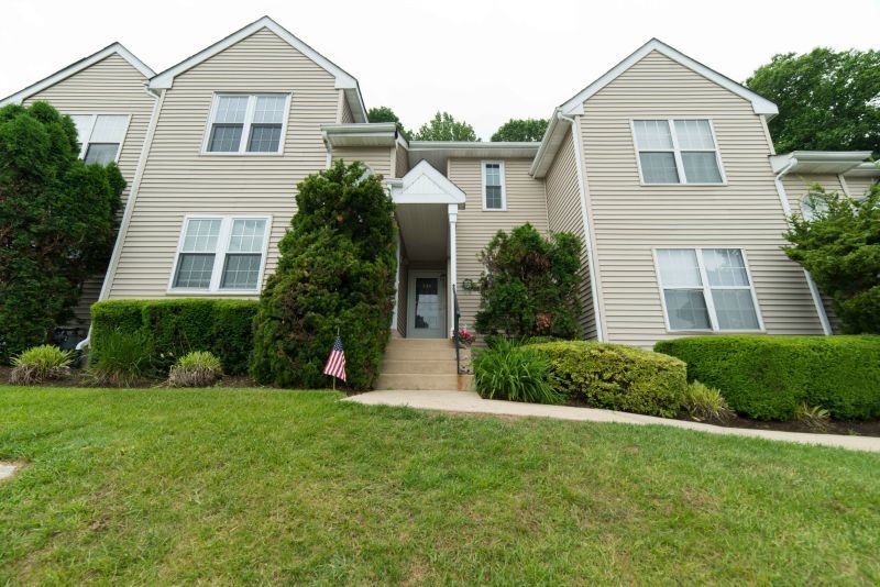 Primary Photo - 2nd Flr. walk up Condo w/ wood floors, fir...